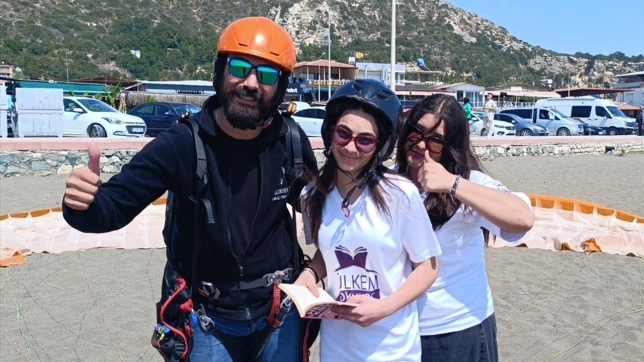 Hatay'da Yamaç Paraşütü ile Kitap Okuma Etkinliği Düzenlendi