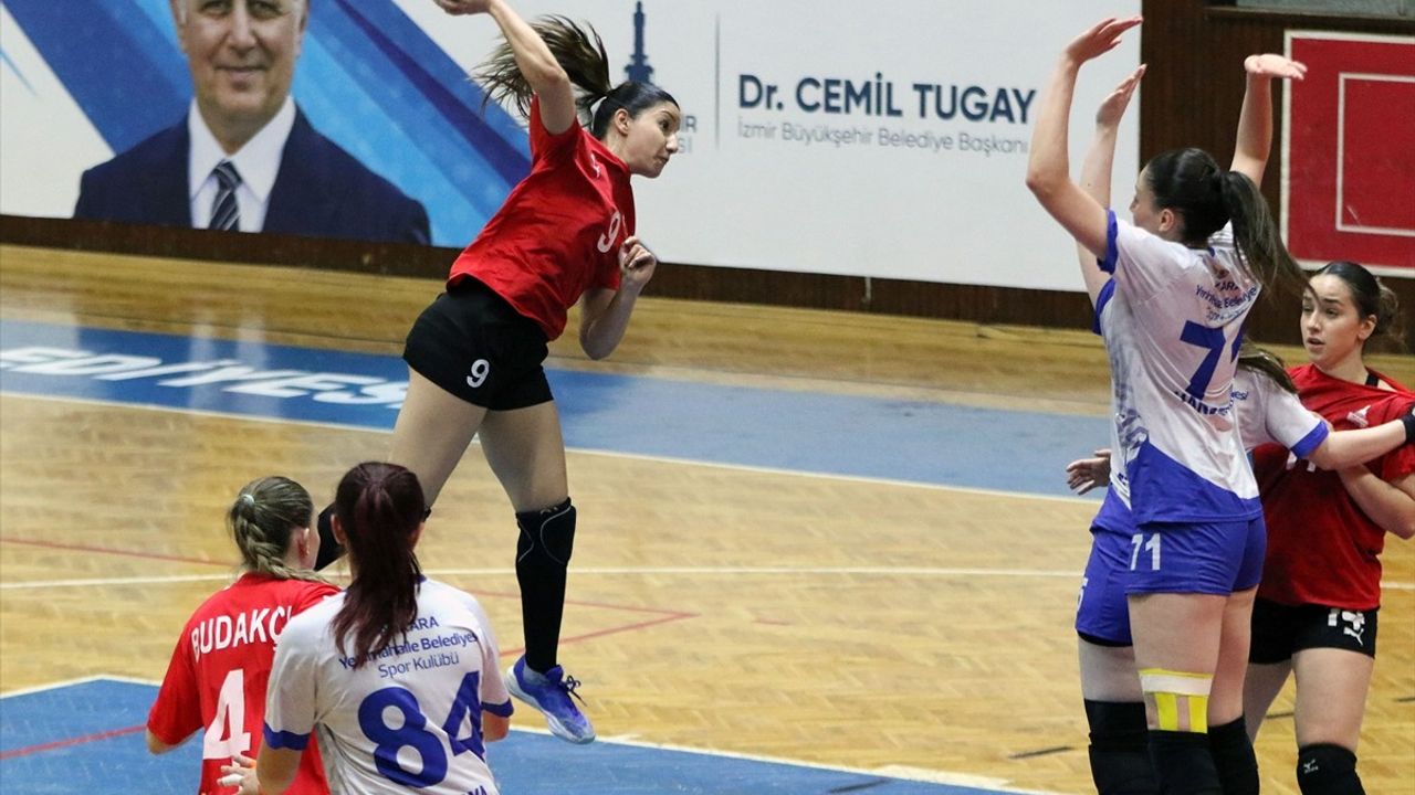 Hentbol Kadınlar Süper Lig Play-off 7-8 Etabı: Yenimahalle Belediyespor İzmir Büyükşehir Belediyespor'u Yendi