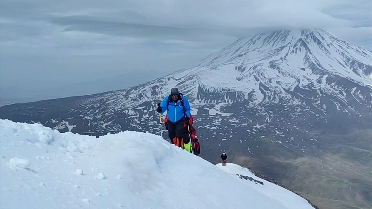 Iğdır'da 106 Dağcı, 19 Mayıs'ı Küçük Ağrı Dağı'nda Kutladı