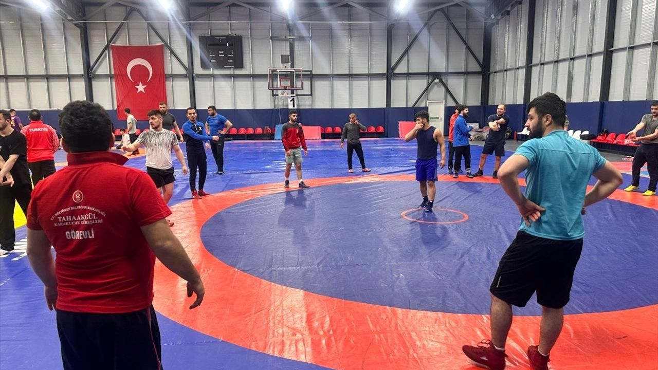 İşitme Engelliler Güreş Milli Takımı Yalova'da Kamp Yapıyor