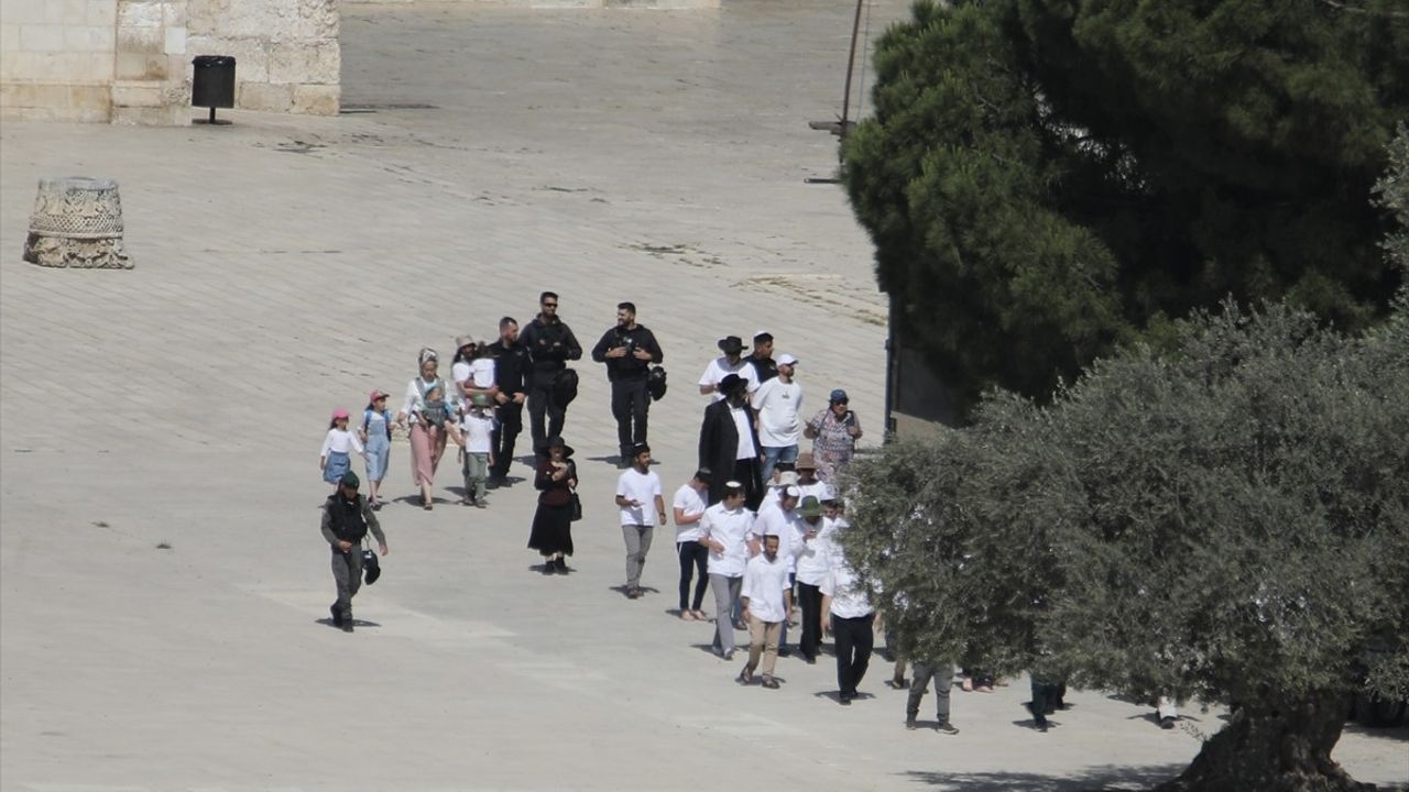 İsrail Polisi Korumasında Mescid-i Aksa'ya Baskın: 880 Fanatik Yahudi Katıldı