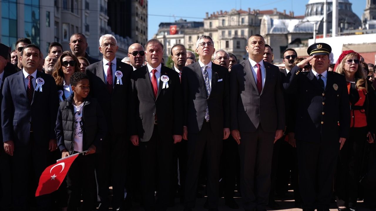 İstanbul'da 19 Mayıs Atatürk'ü Anma, Gençlik ve Spor Bayramı Töreni Düzenlendi