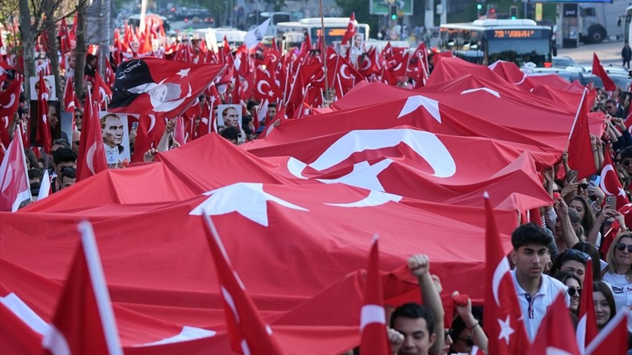 İstanbul’da 19 Mayıs Kutlamaları: Mustafa Kemal Yürüyüşü Etkinliği Gerçekleşti