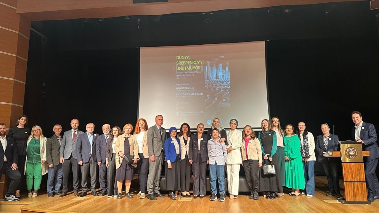 İstanbul'da "Dünya Srebrenitsa'yı Unutmuyor" Paneli ve Sergisi Gerçekleştirildi