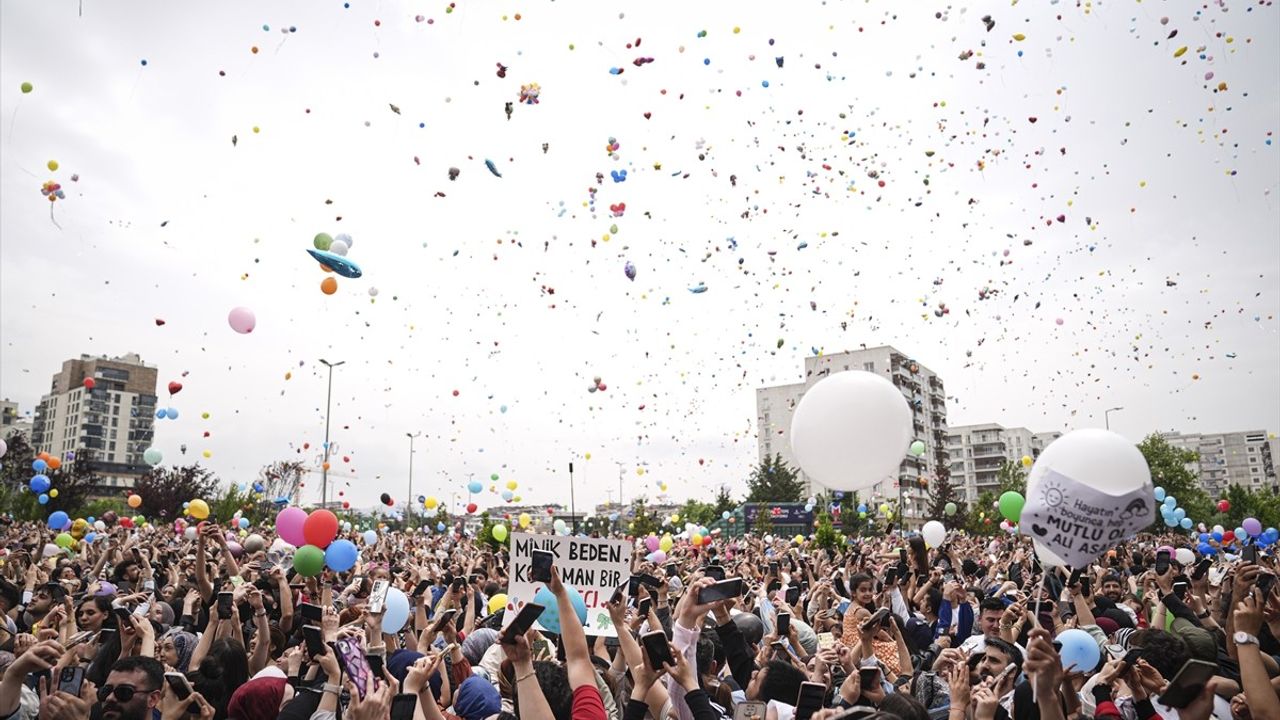 İstanbul'da Kanseri Yenen Çocuk İçin Balonlar Gökyüzüne Bırakıldı