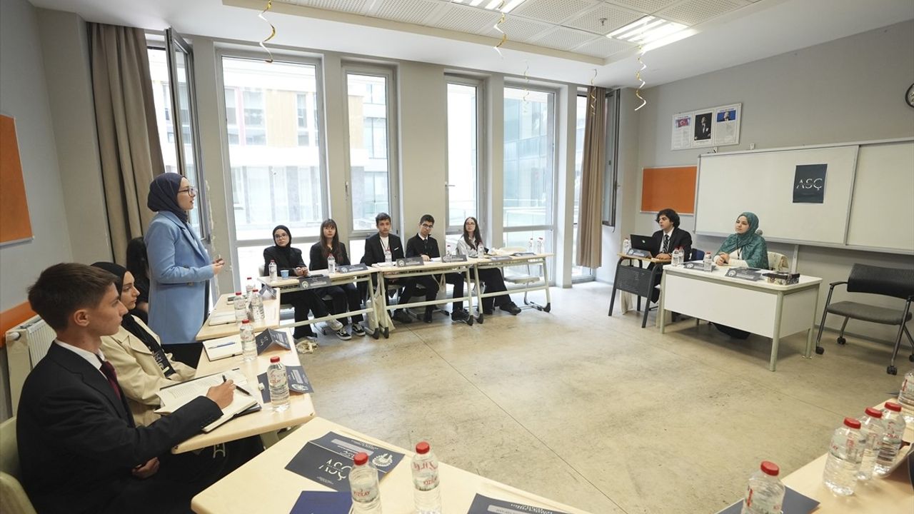 İstanbul'da Liseliler 'İnsanlık Suçu: Soykırım ve Tehcir' Çalıştayı Düzenliyor