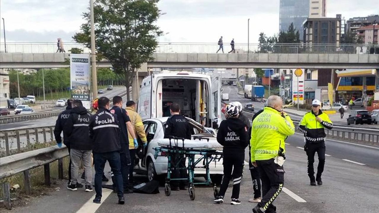 İstanbul'da Otomobil Kazasında 1 Kişi Hayatını Kaybetti, 4 Kişi Yaralandı
