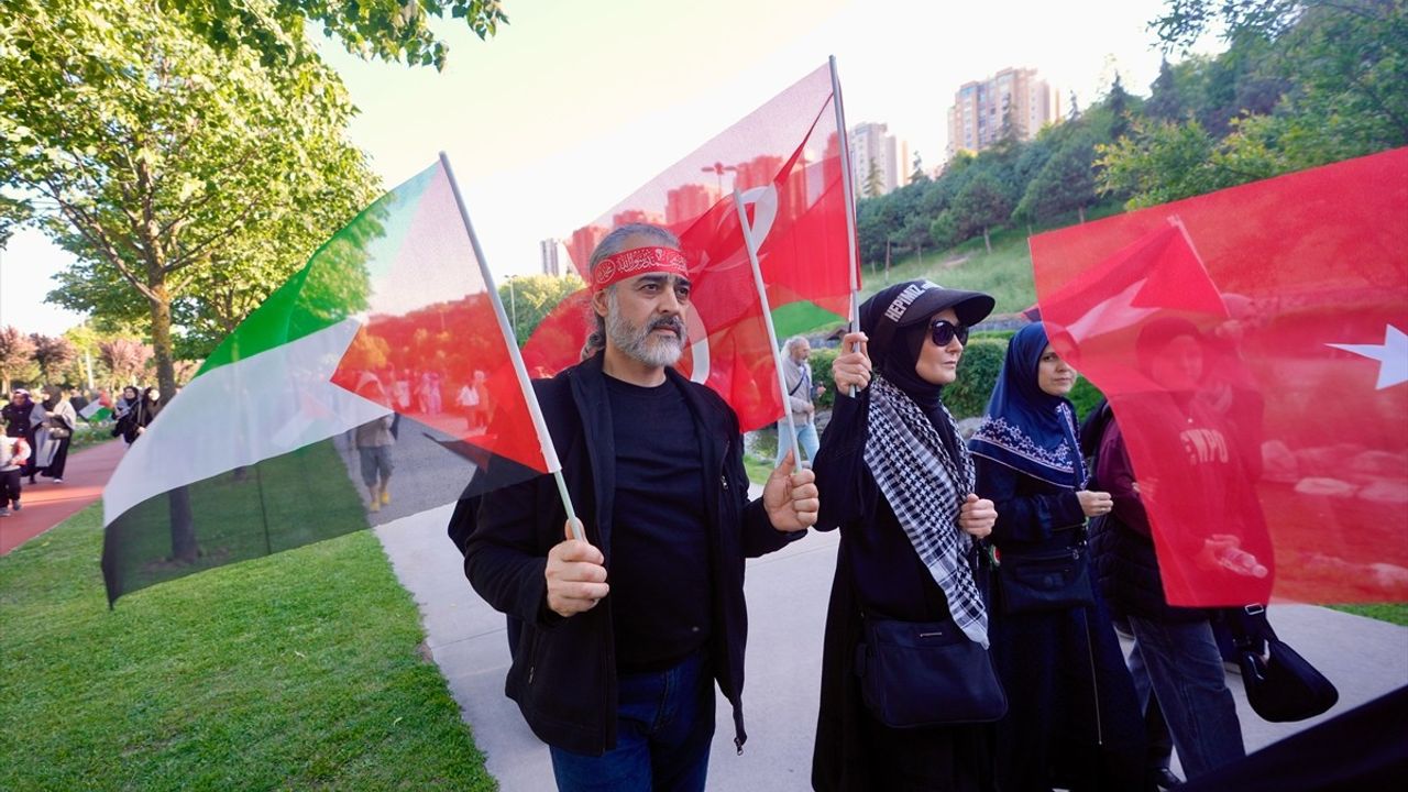 İstanbul'da 'Özgür Gazze Yürüyüşü' Düzenlendi