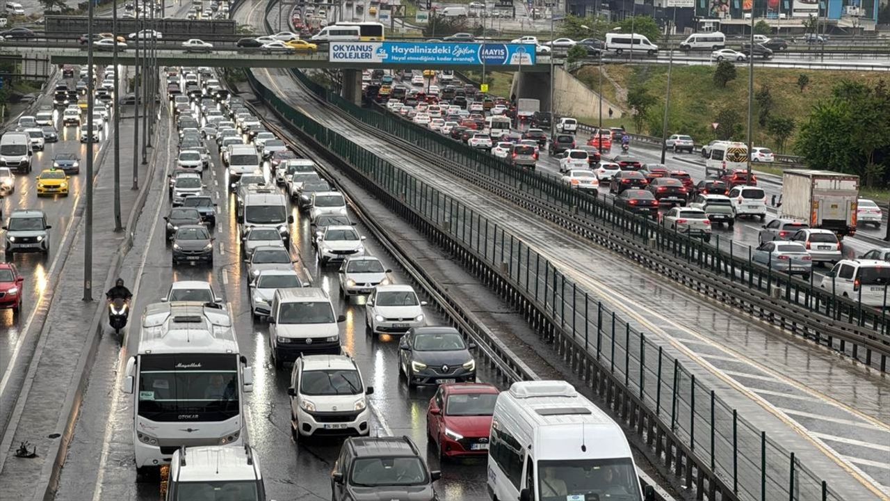 İstanbul'da Trafik Yoğunluğu Yağışla Birlikte Yüzde 81'e Ulaştı