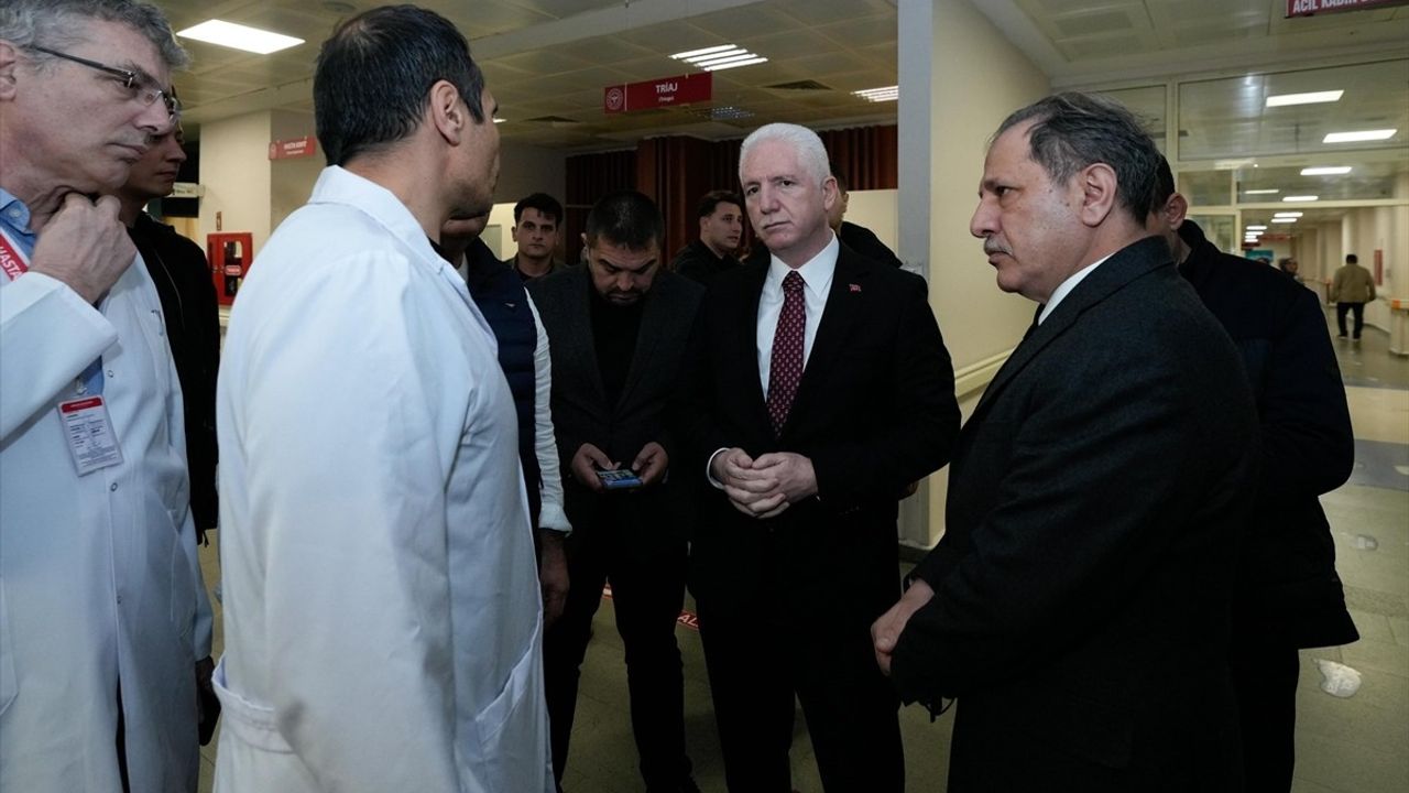 İstanbul Valisi Davut Gül, Metrobüs Kazasında Yaralananları Ziyaret Etti