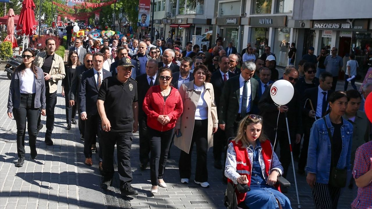 İzmir, Aydın ve Uşak'ta Aile Haftası Yürüyüşleri Gerçekleştirildi
