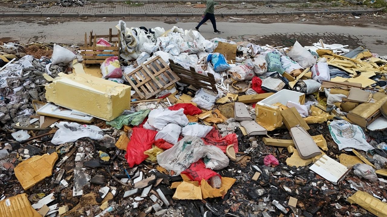 İzmir Buca'da Esnaftan Atık Yığınına Tepki