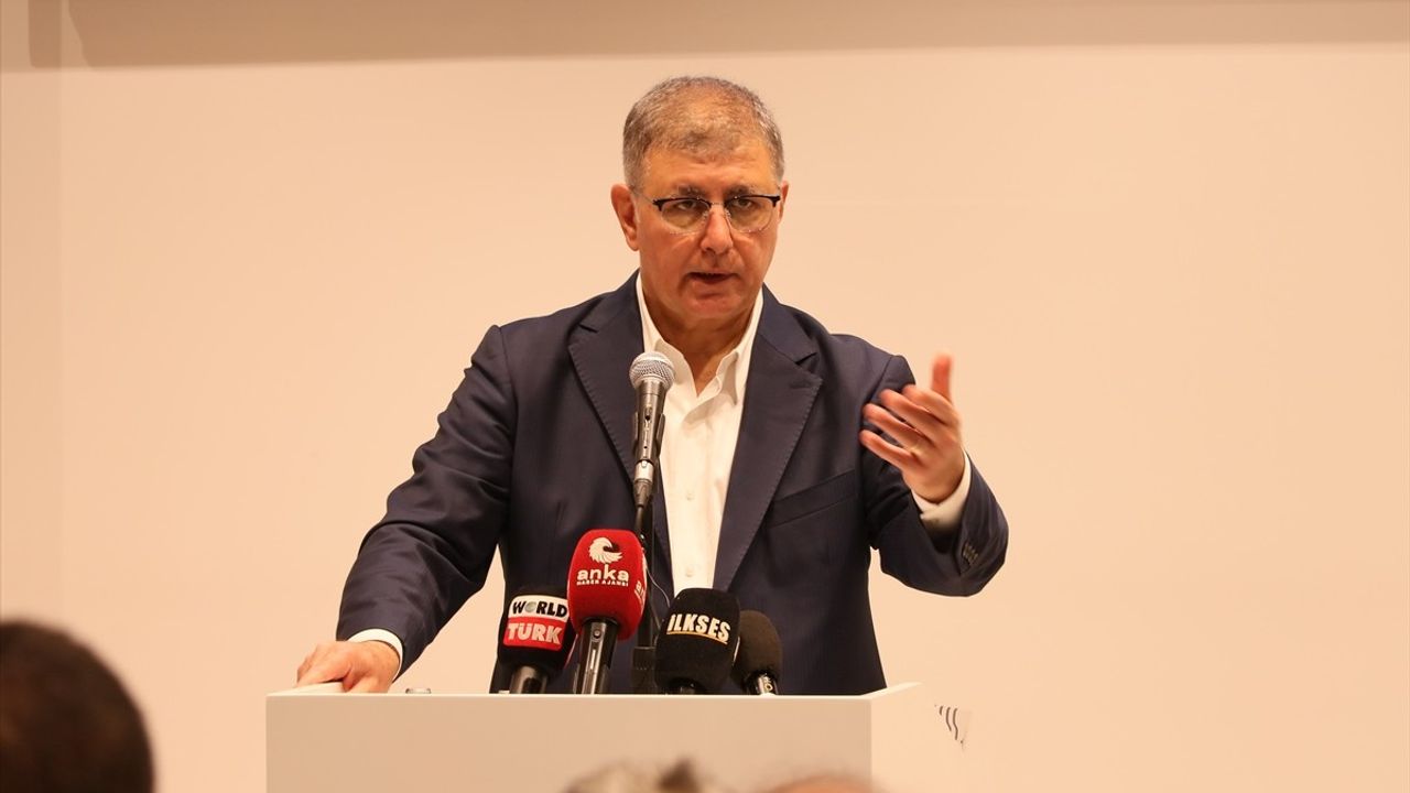 İzmir Büyükşehir Belediye Başkanı Cemil Tugay, Tunç Soyer'in TİS İmzasına Tepki Gösterdi