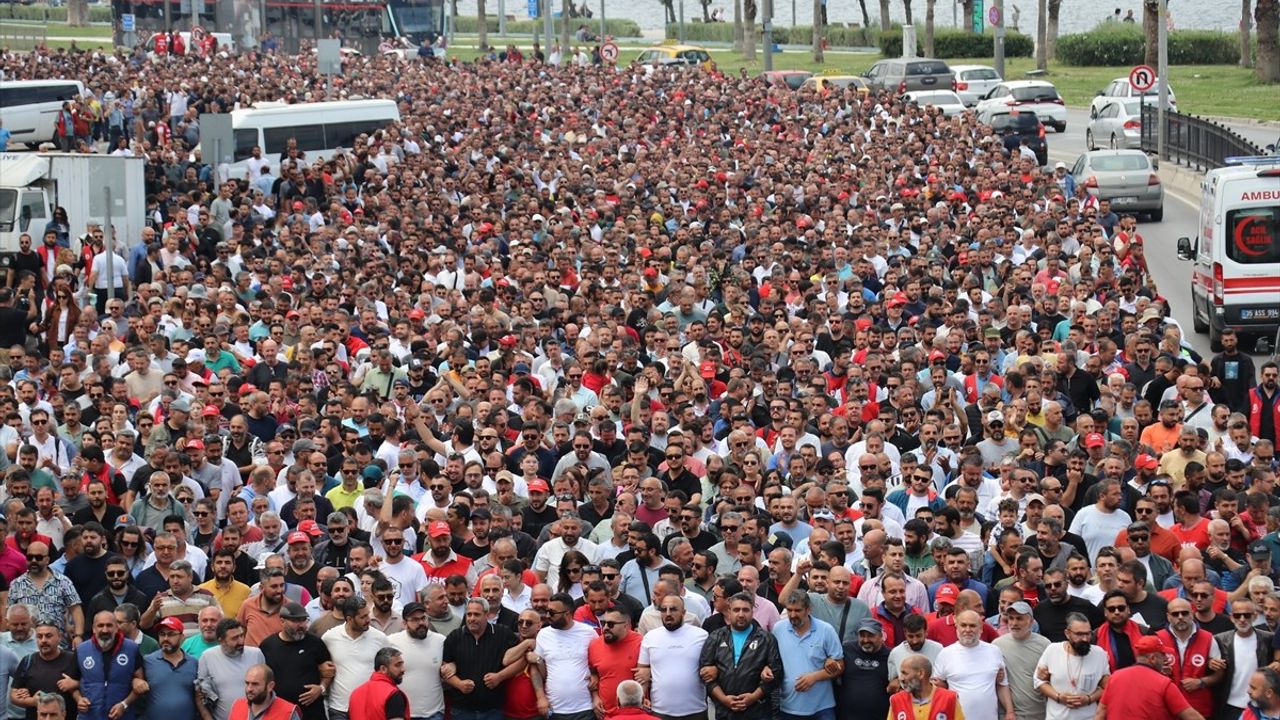 İzmir Büyükşehir Belediyesi İşçileri Grevde: Eşit Ücret Talebi