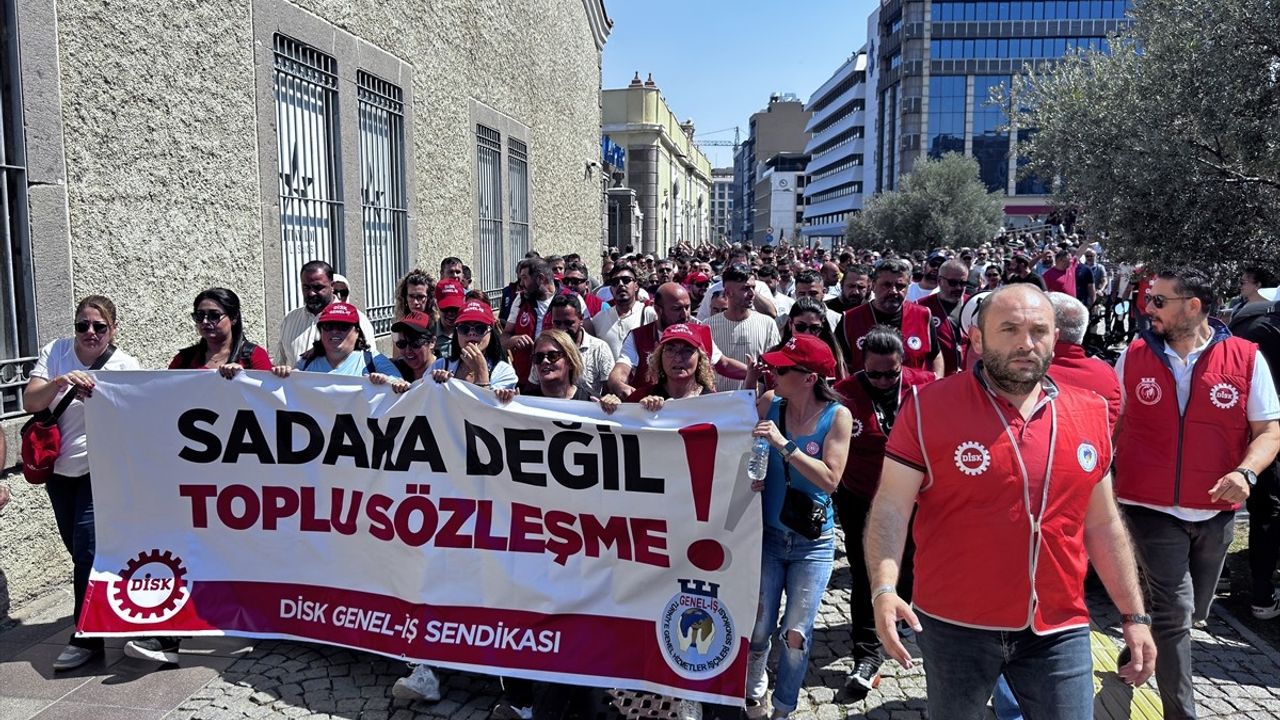 İzmir Büyükşehir Belediyesi İşçileri Grevde: Yürüyüş Gerçekleştirildi