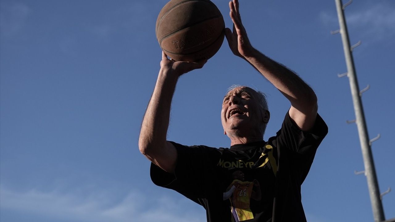 İzmir'de 60'lık Delikanlılar Sokak Basketbolunun Vazgeçilmezi Oldu