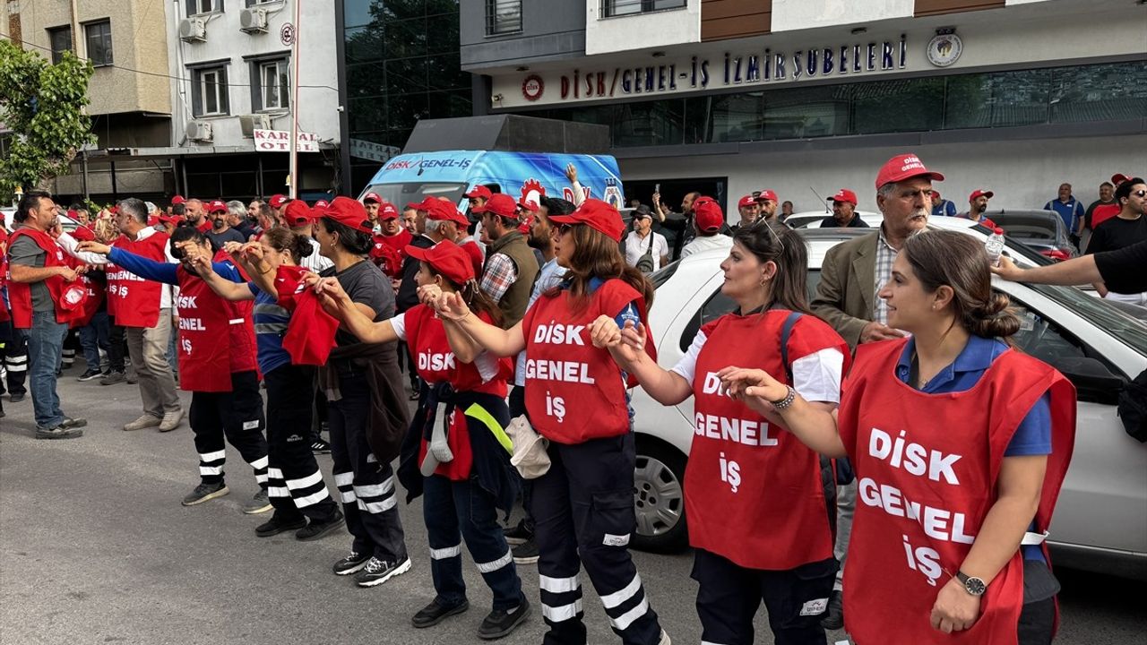 İzmir'de Büyükşehir ve Konak Belediyelerinde Grev Başladı
