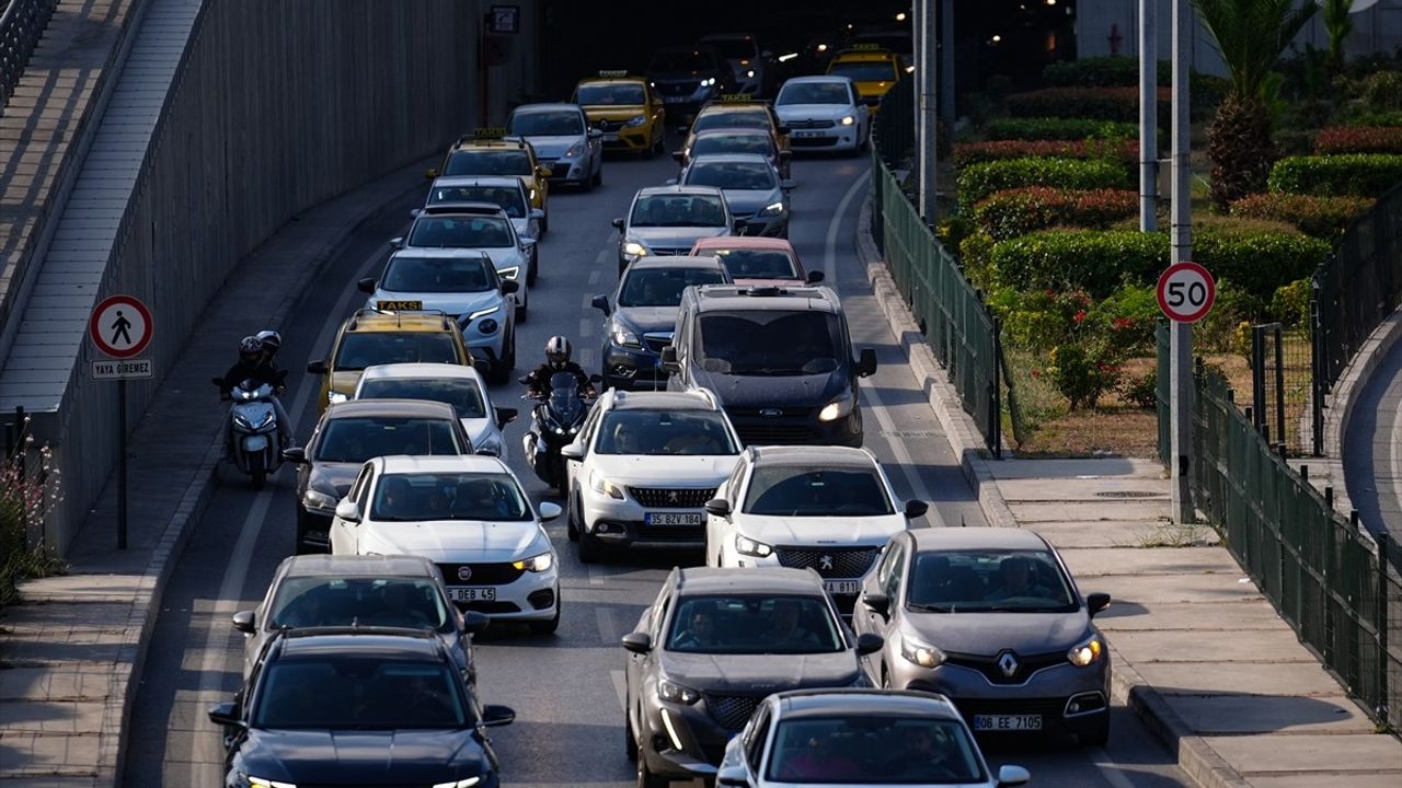 İzmir'de Grev Nedeniyle Belediye Hizmetlerinde Aksamalar Yaşandı