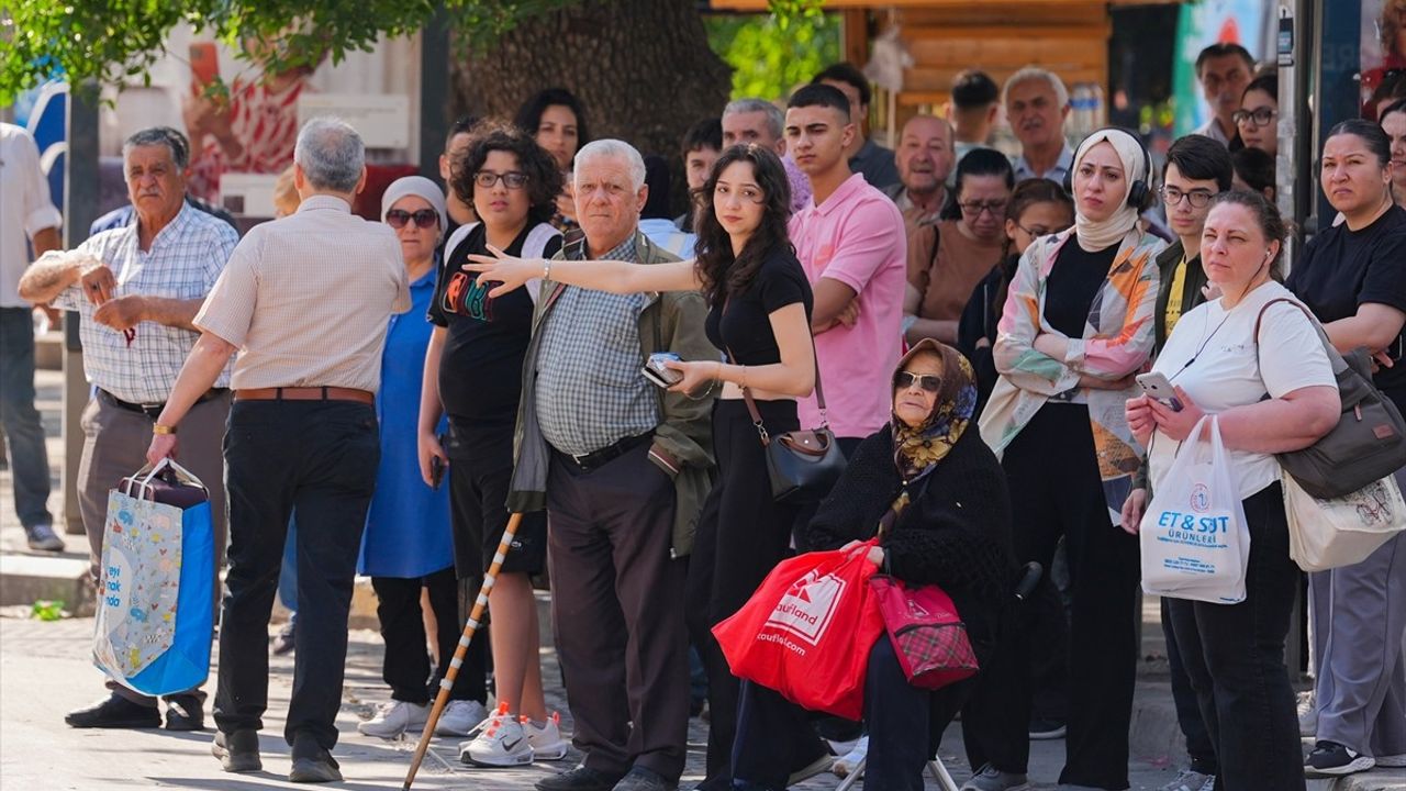 İzmir'de İşçi Grevi Nedeniyle Hizmetlerde Aksamalar Yaşanıyor