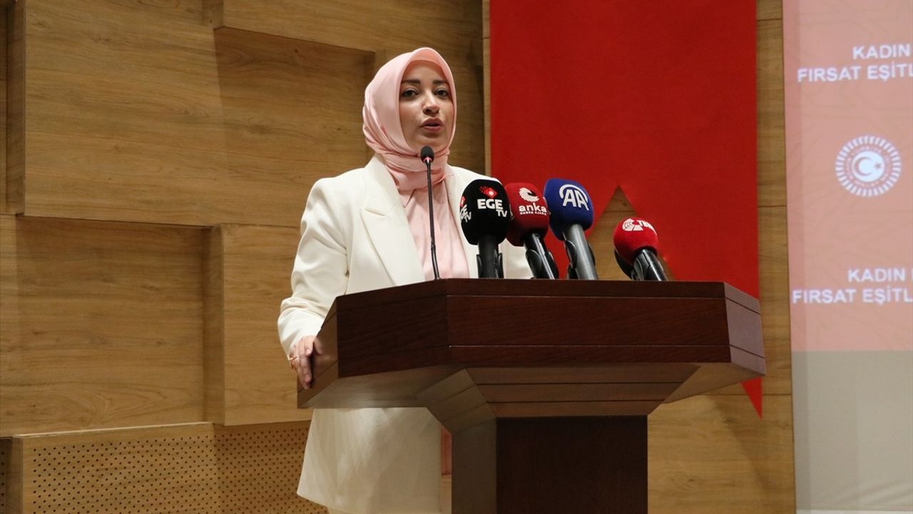 İzmir'de Kadın Erkek Fırsat Eşitliği Çalıştayı Düzenlendi