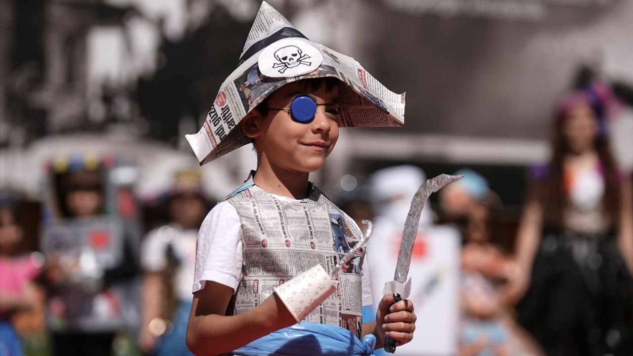 İzmir'de Öğrenciler Atık Malzemelerle Defile Düzenledi