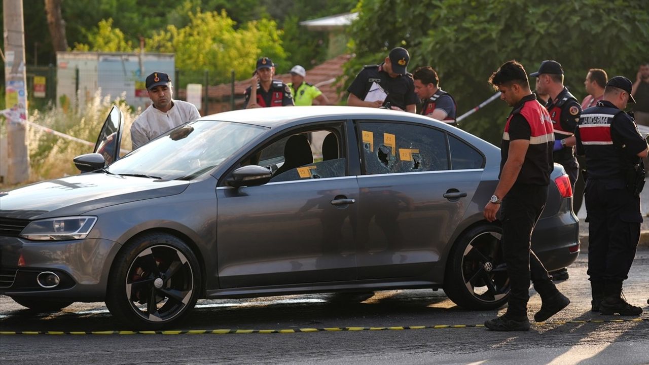 İzmir'de Seyir Halindeki Otomobile Silahlı Saldırı: 3 Ölü, 3 Yaralı