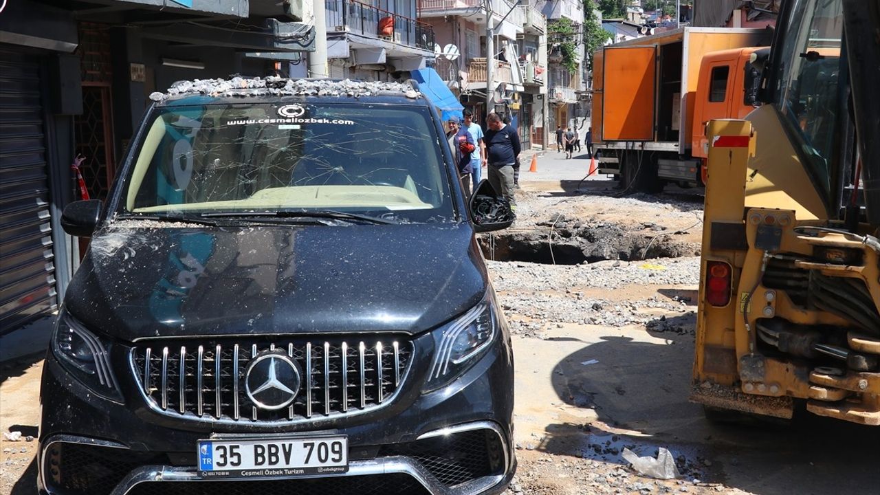 İzmir'de Su Borusu Patladı: Çok Sayıda Araç ve İş Yeri Zarar Gördü