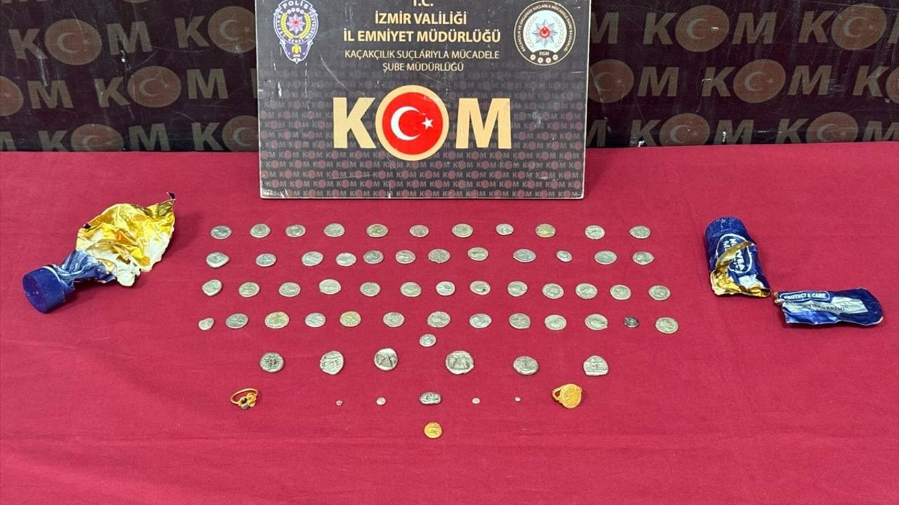 İzmir'de Tarihi Eser Kaçakçılığı: Krem ve Diş Macunu Tüplerinde Eserler Ele Geçirildi