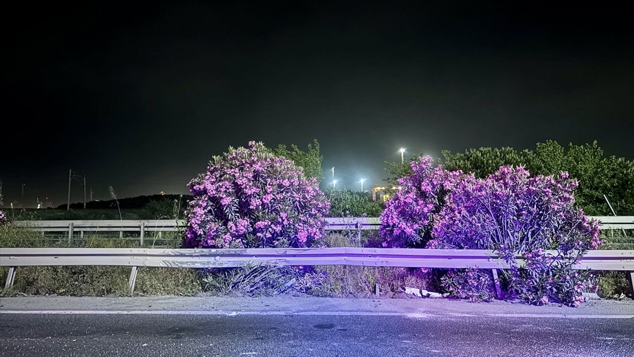 İzmir'de Tırın Bariyere Çarpması Sonucu 2 Kişi Yaralandı