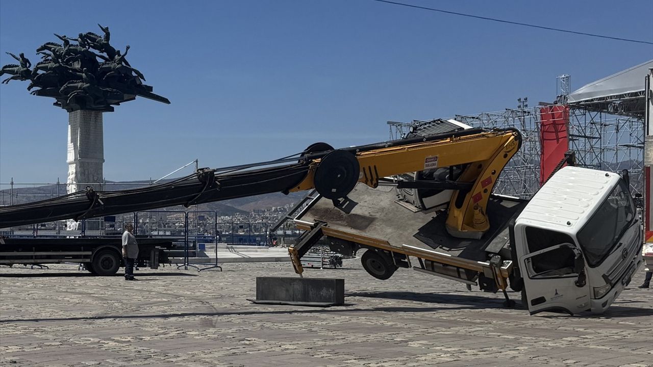 İzmir'de Vinç Kazası: 1 Kişi Yaralandı