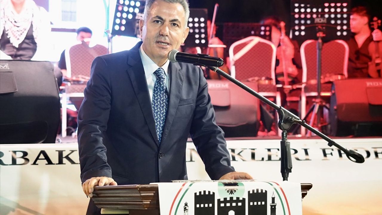 İzmir'den Diyarbakır'a Gönül Köprüsü Gecesi Düzenlendi