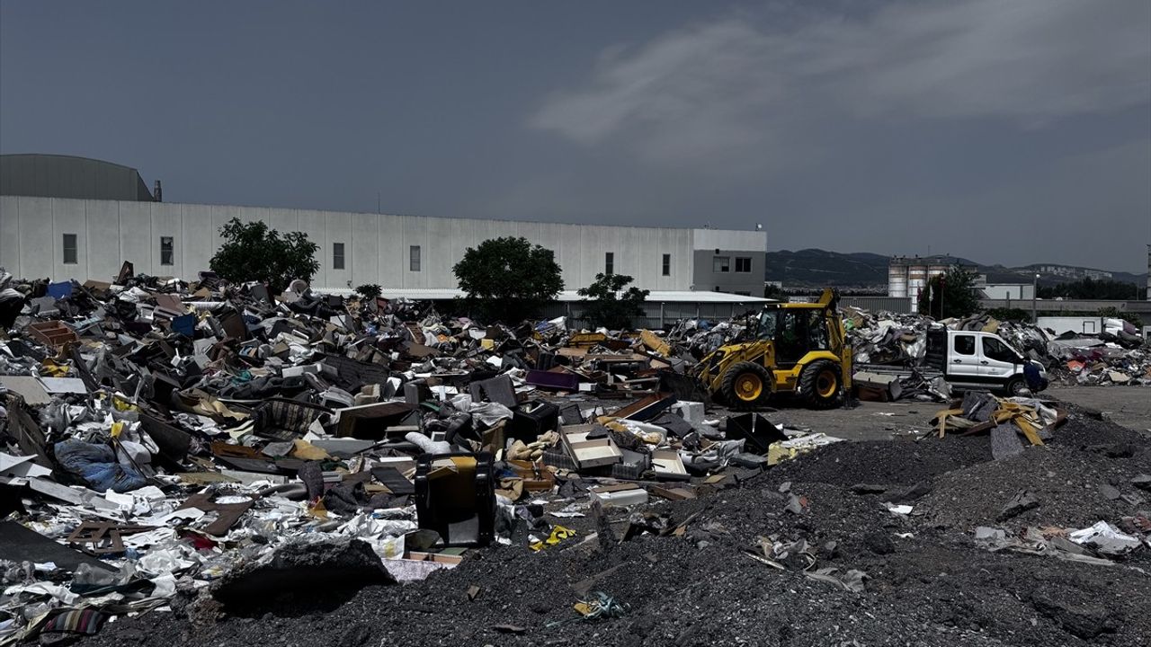 İzmir Gaziemir'de Açık Alanda Çöp Depolama İddiaları Artıyor