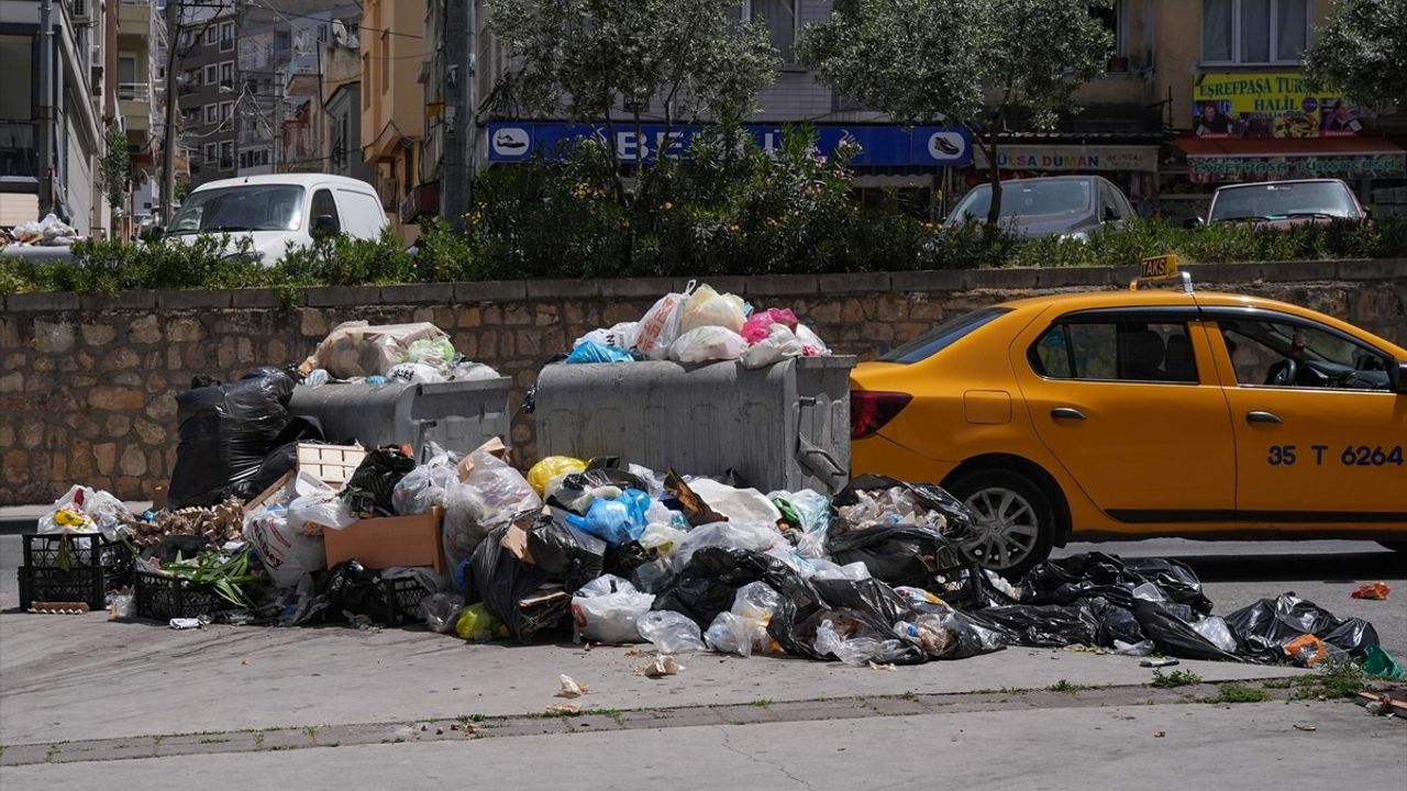İzmir Konak'ta Temizlik Hizmetlerinde Grev Nedeniyle Aksamalar Yaşanıyor