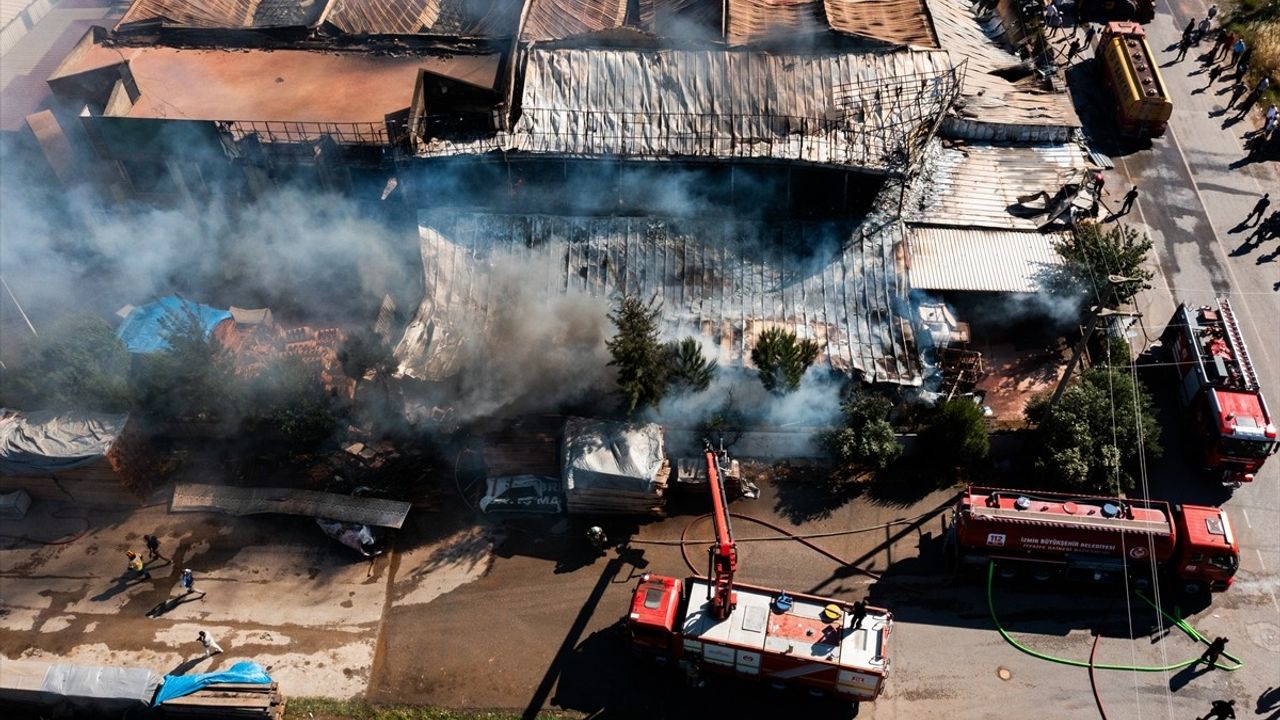 İzmir Torbalı'daki Sandalye Fabrikasındaki Yangın Kontrol Altına Alındı