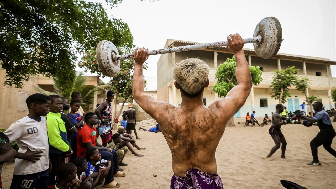 Japon Güreşçi Shogo Uozumi, Senegal'de Geleneksel Güreşi Öğreniyor ve Çocuklara Eğitim Veriyor