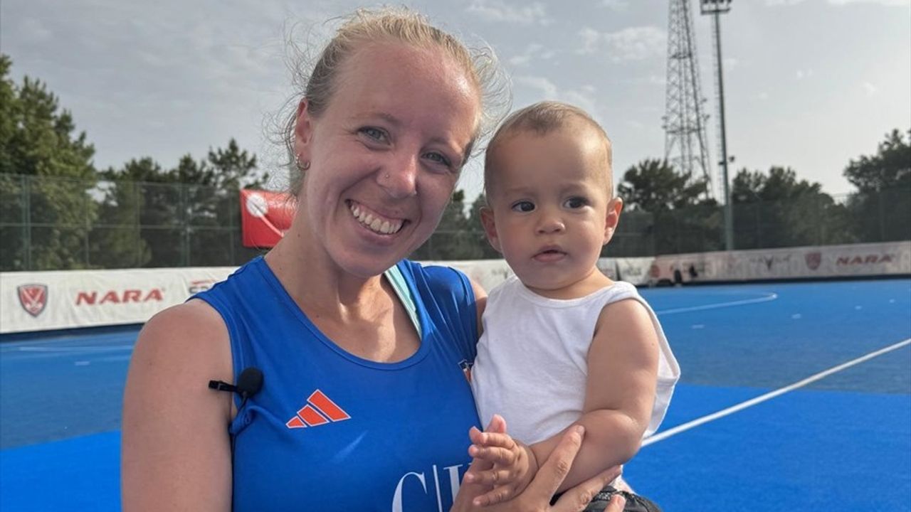 Kadın Hokeycisi Sinem Yalçın, Bebeğiyle Finale Yükseldi