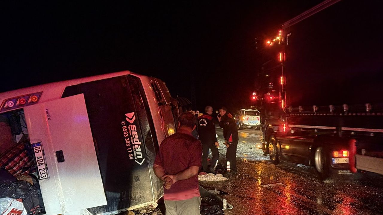 Kahramanmaraş'ta Düzensiz Göçmenleri Taşıyan Minibüs Devrildi: 1 Ölü, 22 Yaralı