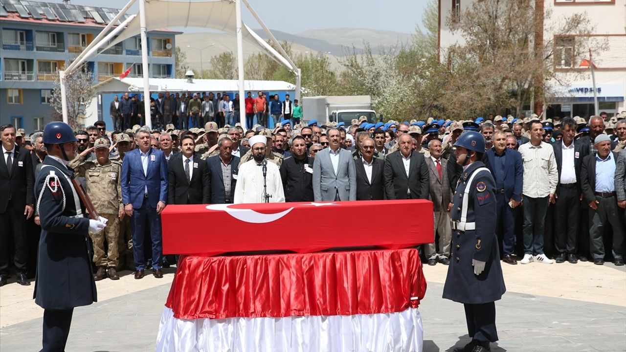 Kalp Krizi Sonucu Şehit Olan Güvenlik Korucusu Davut Şafak, Van'da Toprağa Verildi