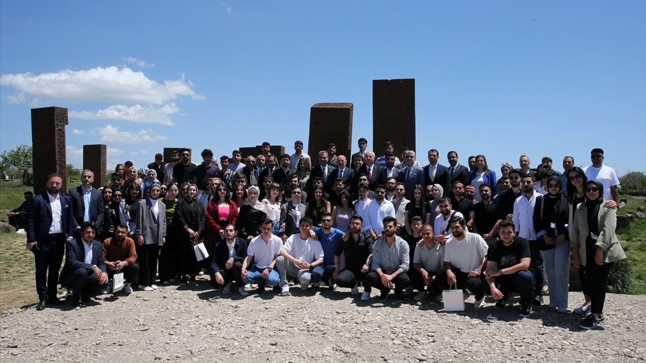 Kamu Başdenetçisi Akarca, Gençlerle Ahlat'ta Buluştu