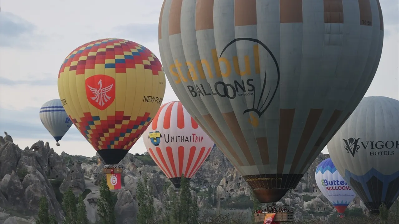 Kapadokya'da 19 Mayıs Coşkusu: Sıcak Hava Balonları Türk Bayrakları ile Havalandı