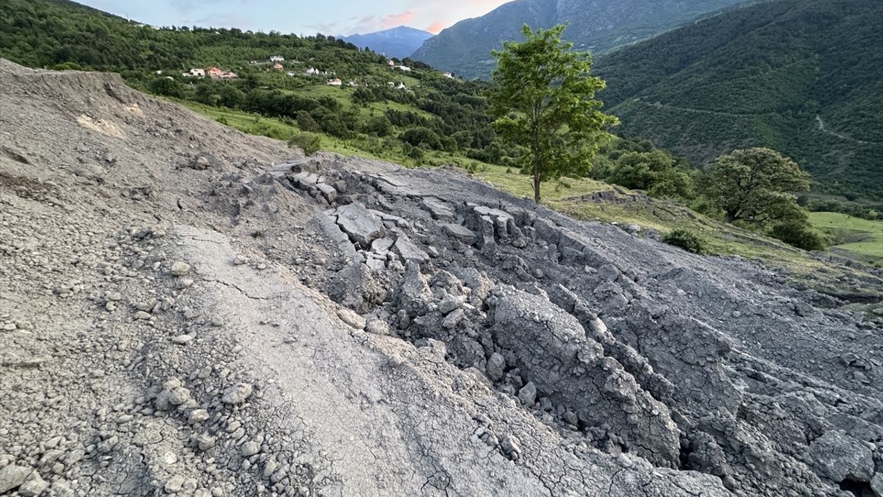 Karabük'te Heyelan Nedeniyle Bir Köy Yolu Ulaşıma Kapandı