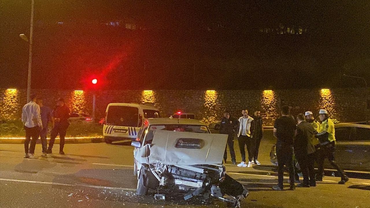 Karabük'te İki Otomobilin Çarpışması Sonucu 4 Kişi Yaralandı