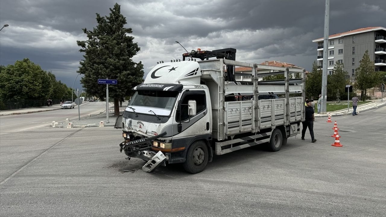 Karaman'da Okul Servisi ile Kamyonetin Çarpışması: 7 Yaralı