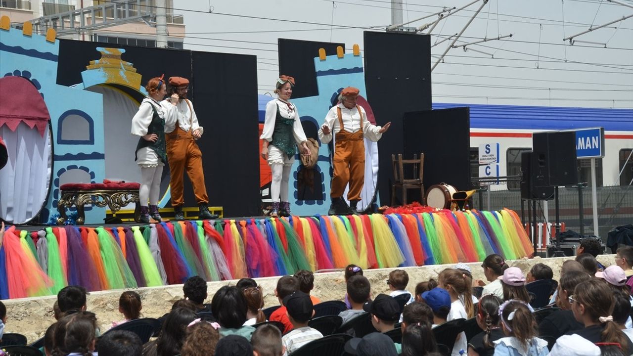 Karaman'da 'Vagon Sahne' ile Çocuklar Tiyatroyla Buluştu