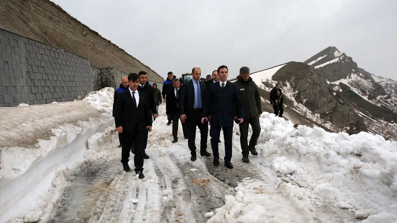 Kardan Kapanan Nemrut Krater Gölü Yolu Ekiplerin Çalışmasıyla Açıldı