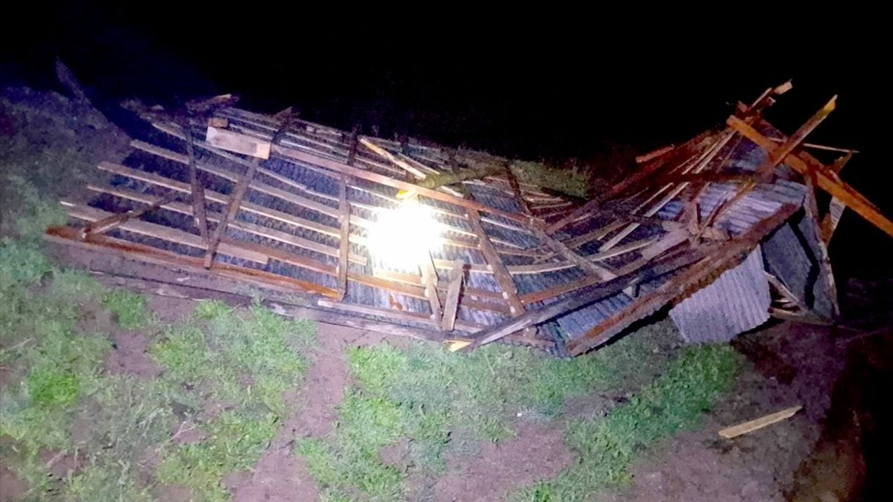 Kars'ın Sarıkamış İlçesinde Fırtına ve Hortum Hasar Tuttu: 12 Evde Çatı Uçtu