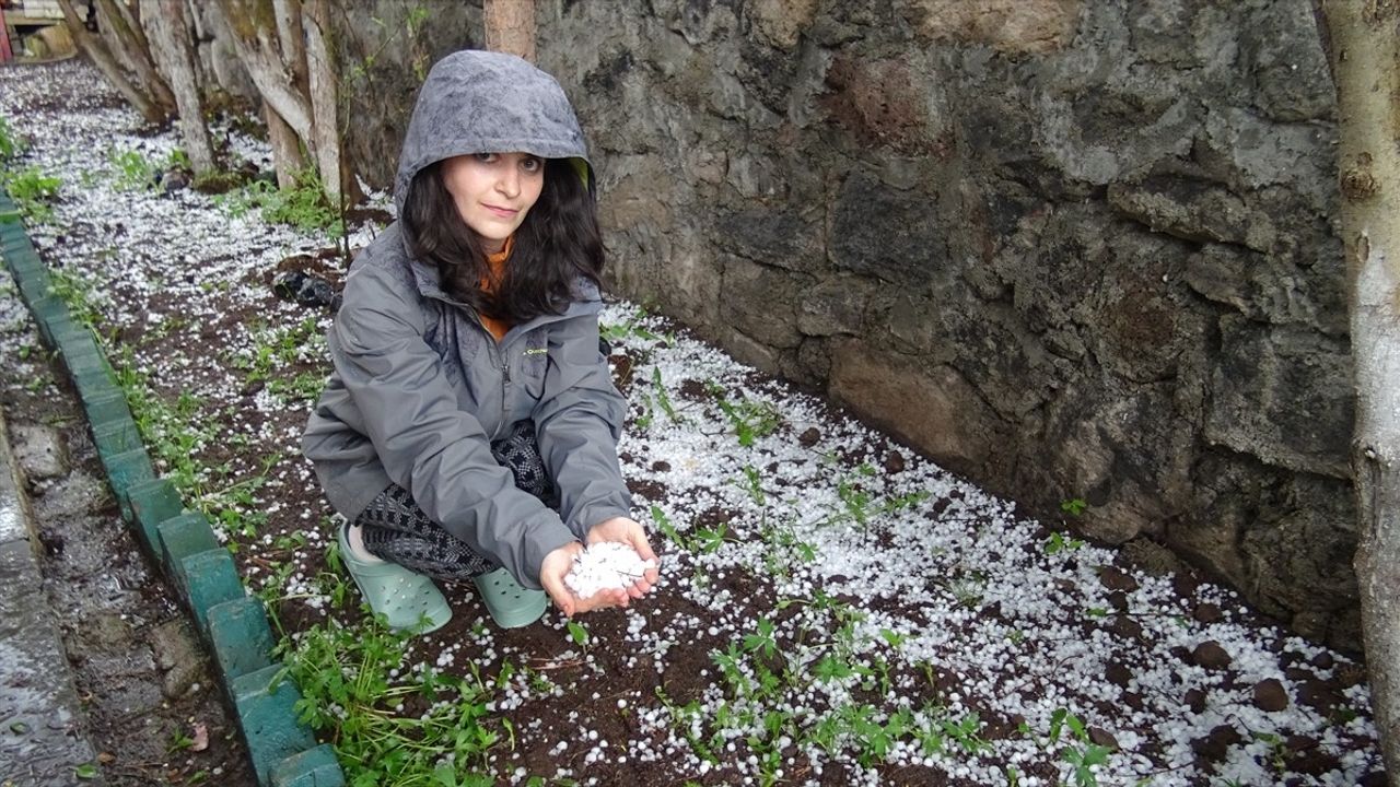 Kars'ın Sarıkamış İlçesinde Sağanak ve Dolu Etkili Oldu