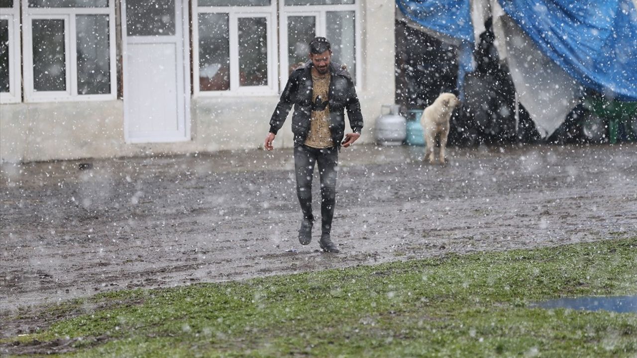 Kars Kırsalında Beklenmedik Kar Yağışı, Besicileri Köylerine Dönmeye Zorladı