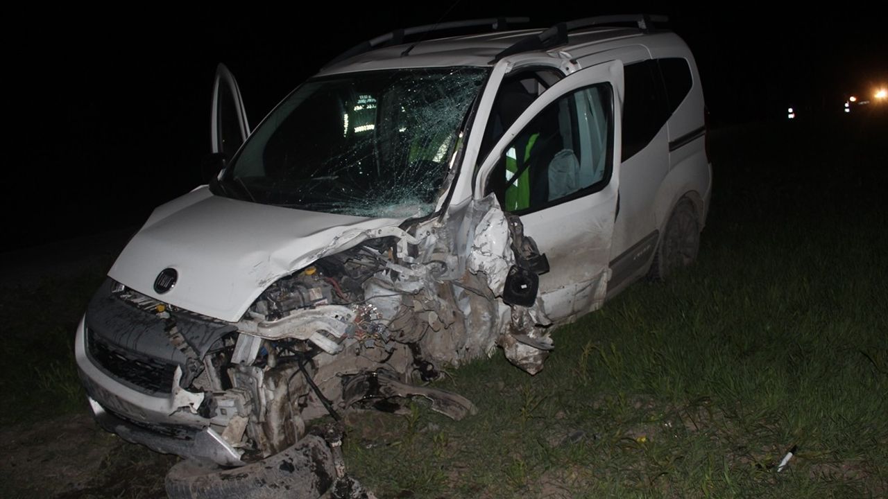 Kars'ta İki Hafif Ticari Araç Çarpıştı: 1 Ölü, 4 Yaralı