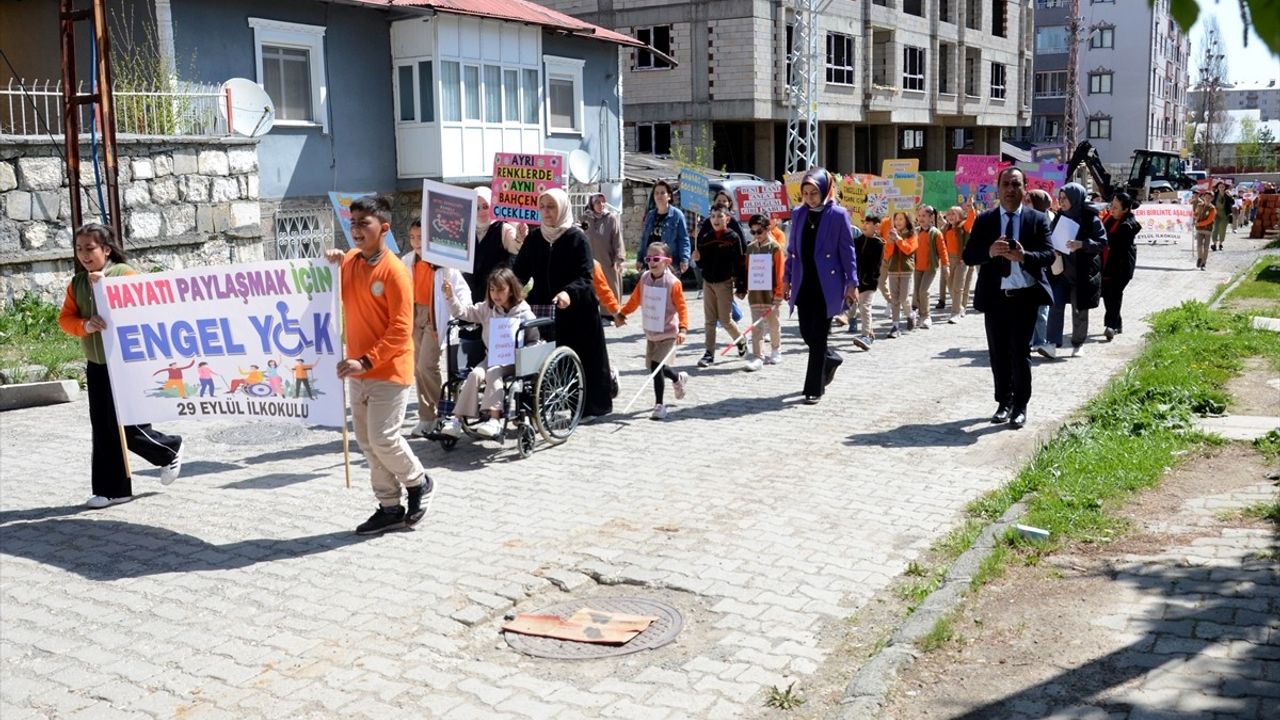 Kars'ta İlkokul Öğrencilerinden Engellilere Farkındalık Yürüyüşü